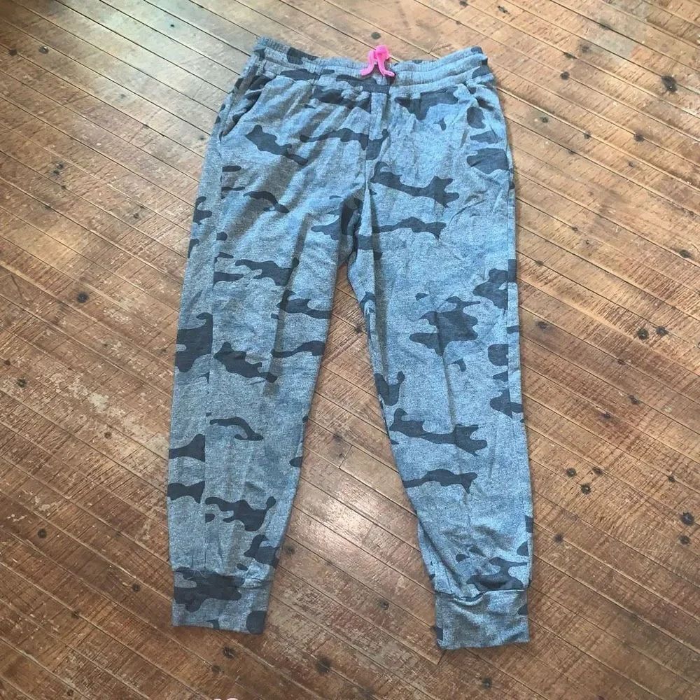 Sundry 3/L relaxed gray camo jogger sweatpants